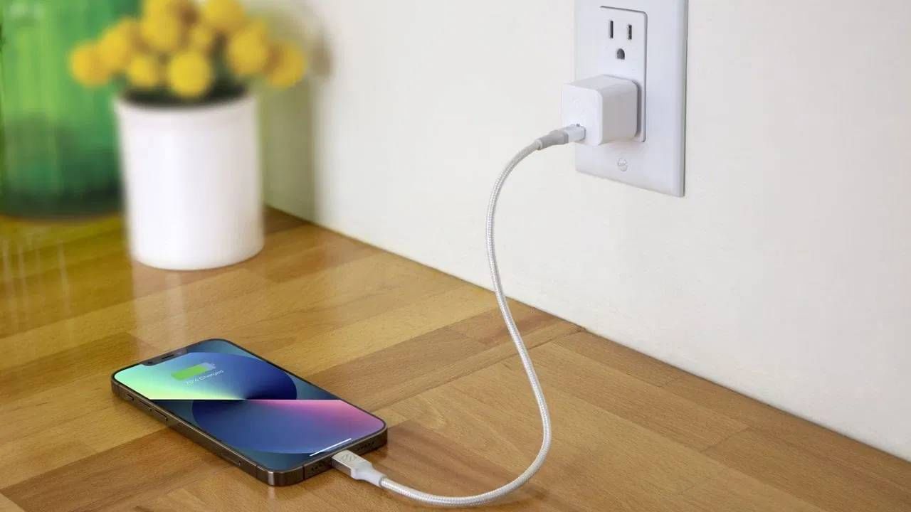 रेंटल कार : आजकाल, भाड्याच्या गाड्यांमध्ये यूएसबी पोर्ट देखील येतात, जे चार्जिंगसाठी सोयीस्कर वाटू शकतात. मात्र, सायबर सुरक्षा सल्लागार स्टेसी क्लेमेंट्स याबद्दल सांगतात की, हे पोर्ट वापरणे धोकादायक असू शकते. या पोर्टद्वारे हॅकर्स तुमच्या फोनमधील माहिती चोरू शकतात. तसेच, कारमध्ये तुमचा फोन चार्ज केल्याने बॅटरी खराब होऊ शकते.