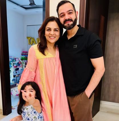 विकास कोहली यांचे लग्न चेतना यांच्याशी झालेले आहे. तर भावना यांनी संजय ढिंगरा यांच्याशी लग्न केलेले आहे. विराट कोहलीची वहिणी चेतना ही सोशल मीडियावर चांगलीच सक्रीय असते. चेतना सोशल मीडियावर फोटो अपलोड करत राहतात. 