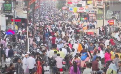 दिवाळी खरेदीच्या पार्श्वभूमीवर छत्रपती संभाजी नगर शहरातल्या पैठण गेट मार्केटमध्ये मोठी गर्दी झालेली पाहायला मिळाली. लोक कपडे, तोरणमाळ, दिवे तसेच इतर खरेदीसाठी गर्दी करताना पाहायला मिळाले.