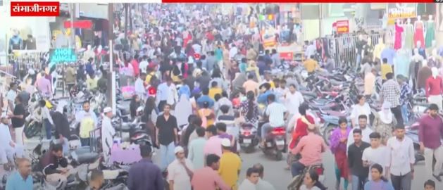 दिवाळीच्या खरेदीसाठी नागरिकांनी इथे मोठी गर्द केली आहे. ही गर्दी लक्षात घेता पोलिसांनी पैठण गेट परिसरातील रस्ते वाहतुकीसाठी बंद केले आहेत. इथे फक्त लोकांना खरेदी करण्यासाठी येण्यास परवानगी देण्यात आली आहे. 