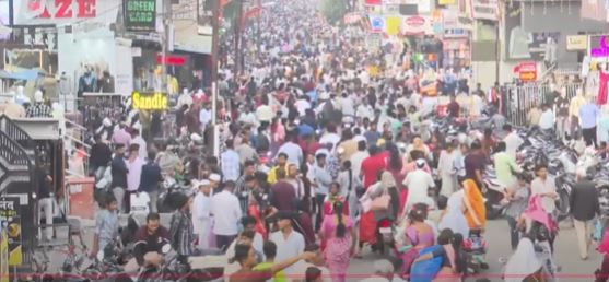 विशेष म्हणजे लोकांची मागणी लक्षात घेता सध्या छत्रपती संभाजीनगरात दिवे, तोरण, फुलं, कपडे, पूजेसाठीचे सामन अशा गोष्टींची बाजारात रेलचेल पाहायला मिळत आहे.   