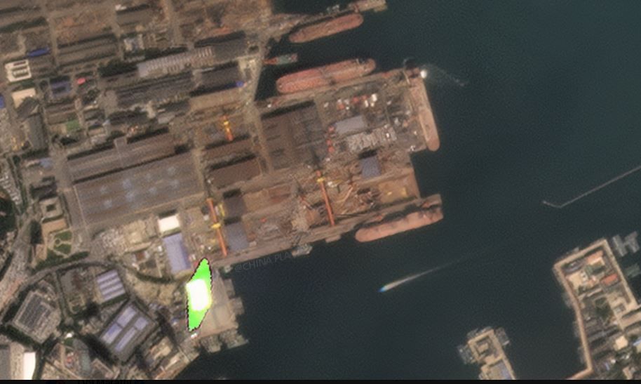 मिळालेल्या माहितीनुसार लियाओनिंग प्रांतातील डालियान शहरात एका शिपयार्डामध्ये या चौथ्या लढाऊ विमानवाहू जहाजाची निर्मिती केली जात आहे. या ठिकाणाच्या काही सॅटेलाईट इमेजेस समोर आल्या आहेत. 