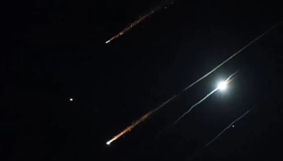 डोनाल्ड ट्रम्प यांनी जागतिक सुरक्षेच्या दृष्टीकोनातून एक गोल्डन डोम तयार करण्याचे स्वप्न पाहिले होते. या गोल्डन डोमच्या आधारे जगातील कोणत्याही कोपऱ्यातून एखादे क्षेपणास्त्र डागले तर त्याला ट्रॅक करून नष्ट करणारे तंत्र विकसित करण्याचा उद्देश ठेवण्यात आला होता. अमेरिका ही यंत्रणा विकसित करण्याचे स्वप्नच पाहात आहे. इकडे चीनने मात्र हे तंत्र विकसित केले आहे. 