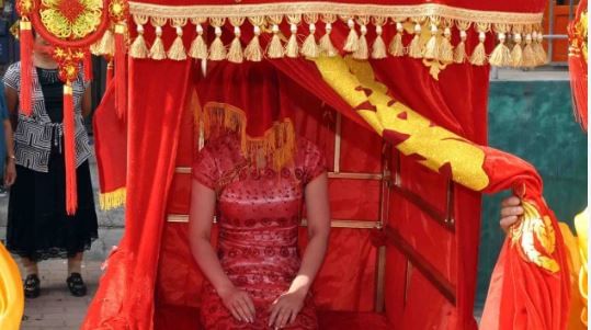 दरम्यान, जगात असे एक ठिकाण आहे, जिथे लग्नासाठी चक्क बाजार भरतो. इथे लोक लोक आपल्या मुलासाठी किंवा मुलीसाठी योग्य तो जोडीदार शोधतात. हा बाजार चीनमध्ये भरतो. याला जगात मॅरेज मार्केट म्हणून ओळखले जाते. 