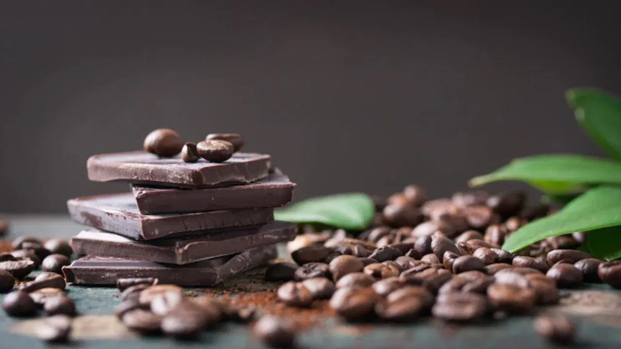 लसूण: नपुंसकता दूर करण्यात लसूण देखील खूप प्रभावी आहे. यामध्ये विटामिन बी6 आणि सेलेनियमचे पुरेसे प्रमाण आहे, जे दोन्ही घटक पुरुषांमध्ये कामेच्छा वाढवण्याचे काम करतात. तसेच, लसूण लैंगिक अवयवांमधील रक्तप्रवाह वाढवते, ज्यामुळे लैंगिक आणि प्रजनन क्षमता वाढते.