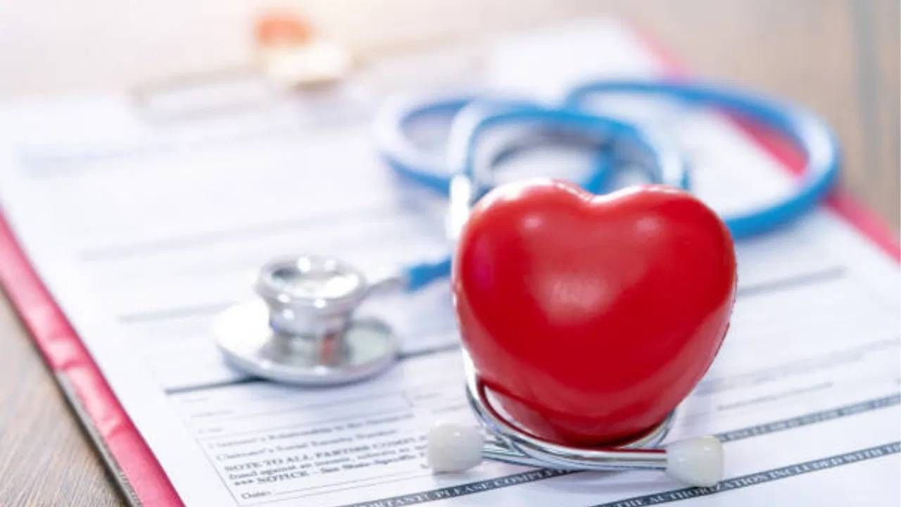 तुम्हाला जर कोलेस्टेरॉलची समस्या असेल तर नाश्त्यामध्ये जास्त करून ओट्स खाण्यावर भर द्या. ओट्स खाल्याने कोलेस्टेरॉल कमी होण्यास मदत होते. 