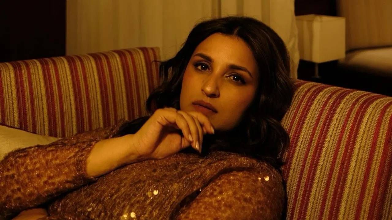 परिणीती एक हुशार विद्यार्थिनी होती. तिने ब्रिटनच्या प्रतिष्ठीत मॅन्चेस्टर बिझनेस स्कूलमधून बिझनेस, फायनान्स आणि इकोनॉमिक्स विषयात ट्रिपल ऑनर्सची डिग्री घेतली आहे. तिला बँकर बनायचं होतं. तिला लंडनमध्ये नोकरी करण्याची इच्छा होती. पण मंदीमुळे तिला नोकरी मिळाली नाही. त्यानंतर तिने यशराज फिल्म्समध्ये पीआर म्हणून काम केलं.  