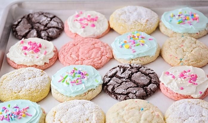 केक, कँडी आणि कुकीज - केक, कॅडी आणि कुकीज सारखे गोड आणि प्रोसेस्ड खाद्य पदार्थांत अत्यंतिक साखर रिफाईंड कार्बोहायड्रेट्स असतात आणि ते कॅल्शियमच्या शोषणात अडथळे आणतात. या पदार्थाने शरीरात सूज येऊ शकते. हाडे कमजोर होऊ शकतात. या अतिशय गोड पदार्थांपासून दूर रहा. 