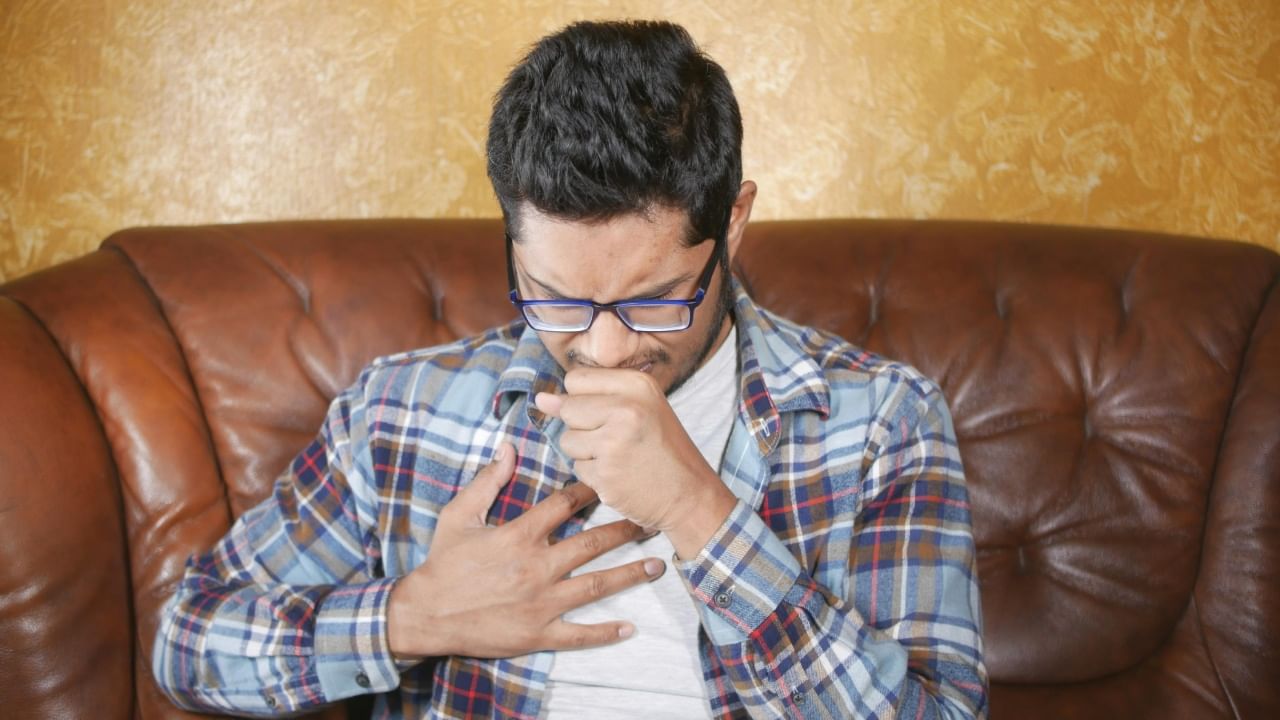 बदलत्या हवामानामुळे सर्दी, खोकला आणि घसा खवखवण्याच्या समस्या वाढल्या आहेत. विशेषतः रात्रीच्या वेळी उद्भवणारा तीव्र खोकला अनेकांची झोपमोड करतो.