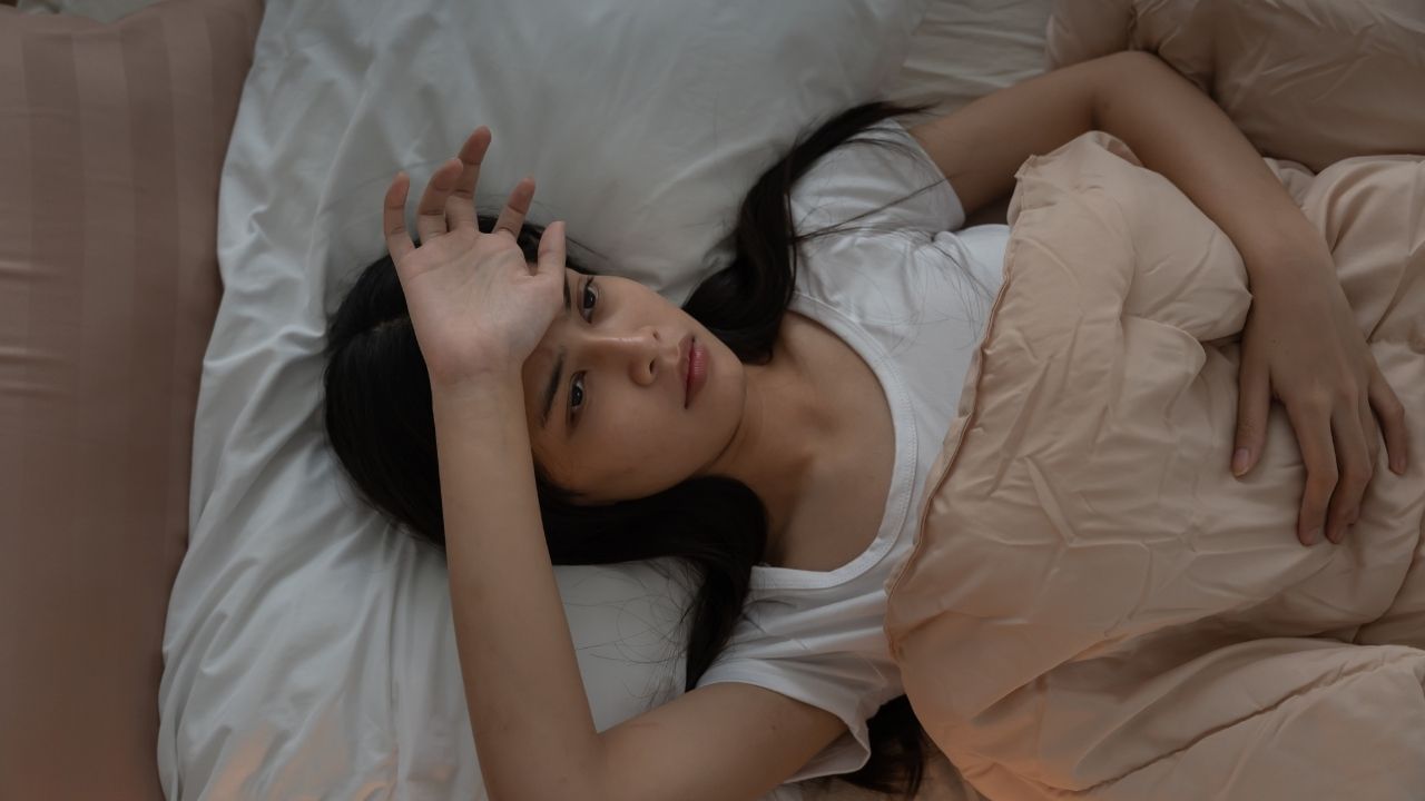 लवंगामध्ये युजेनॉल नावाचा नैसर्गिक घटक असतो. बॅक्टेरियाच्या वाढीस प्रतिबंध करणारा पदार्थ संसर्गाशी लढण्यास मदत करतो. घशातील सूज आणि जळजळ कमी करतो.