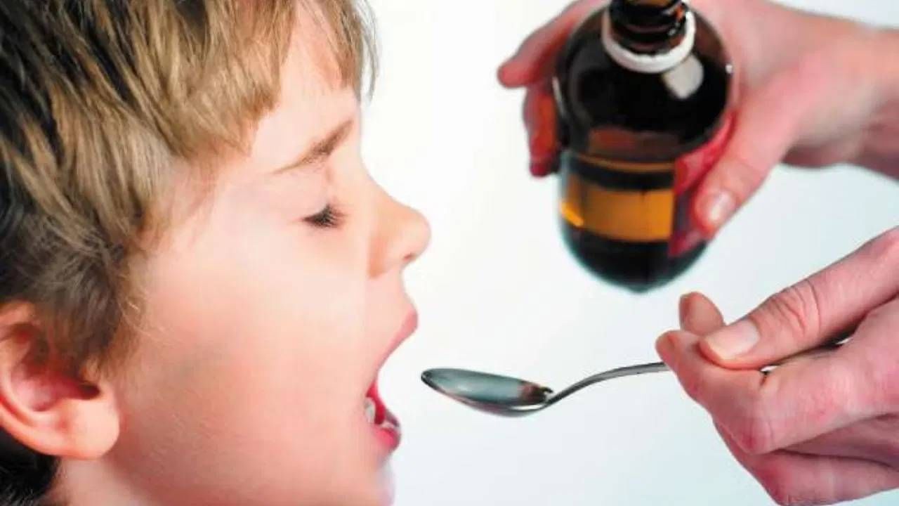 काही सिरपमध्ये डेक्स्ट्रोमेथोर्फन असते, जे मेंदूच्या त्या भागावर परिणाम करते जो खोकल्याचे संकेत पाठवतो. मुलांमध्ये मोठ्या प्रमाणात दिल्यास मज्जासंस्थेवर, श्वसन क्षमतेवर आणि कधीकधी हृदयावर देखील परिणाम करू शकते.