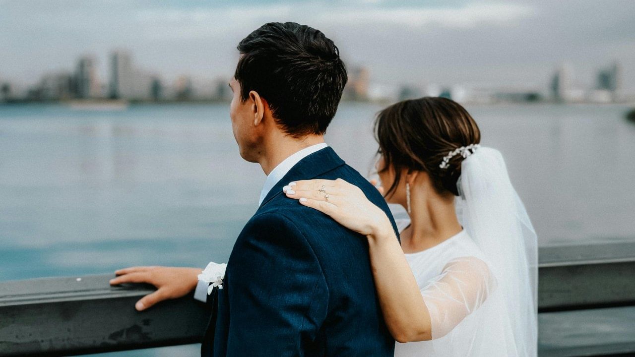 प्रेमानंद महाराजांनी स्पष्ट केले की, लग्नानंतर स्त्रीने आपल्या पतीला परमेश्वर मानले पाहिजे. तसेच पुरुष आणि स्त्री या दोघांनीही कधीही परक्या व्यक्तीकडे आकर्षण म्हणून पाहू नये. या दोघांनीही एकमेकांप्रति पूर्ण निष्ठावान असणे आवश्यक आहे, असेही प्रेमानंद महाराज म्हणाले.