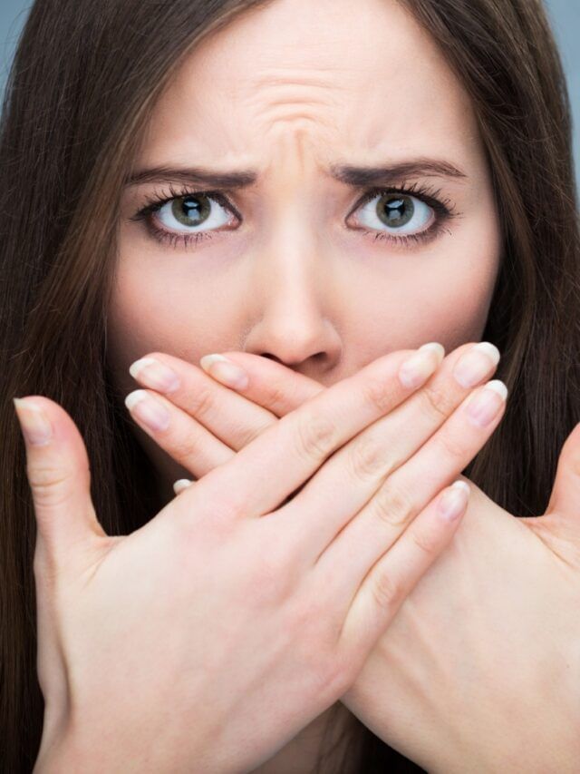 जिभ साफ न केल्याने हे 7 तोटे होऊ शकतात