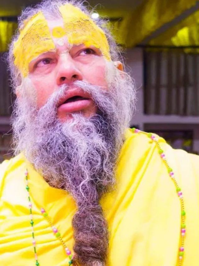 गरम पाण्याने आंघोळ करणे योग्य की अयोग्य ? प्रेमानंद महाराज काय म्हणाले ?