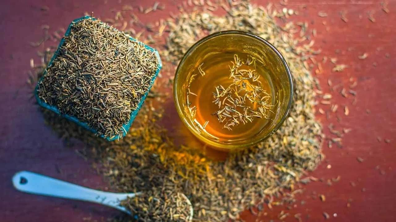 जिरे ओव्याचे पाणी उकळून घ्या आणि रिकाम्या पोटी प्या. यामुळे वजन कमी होण्यास मदत होते. वाढलेले वजन कमी करण्यासाठी हे अत्यंत फायदेशीर आहे. 