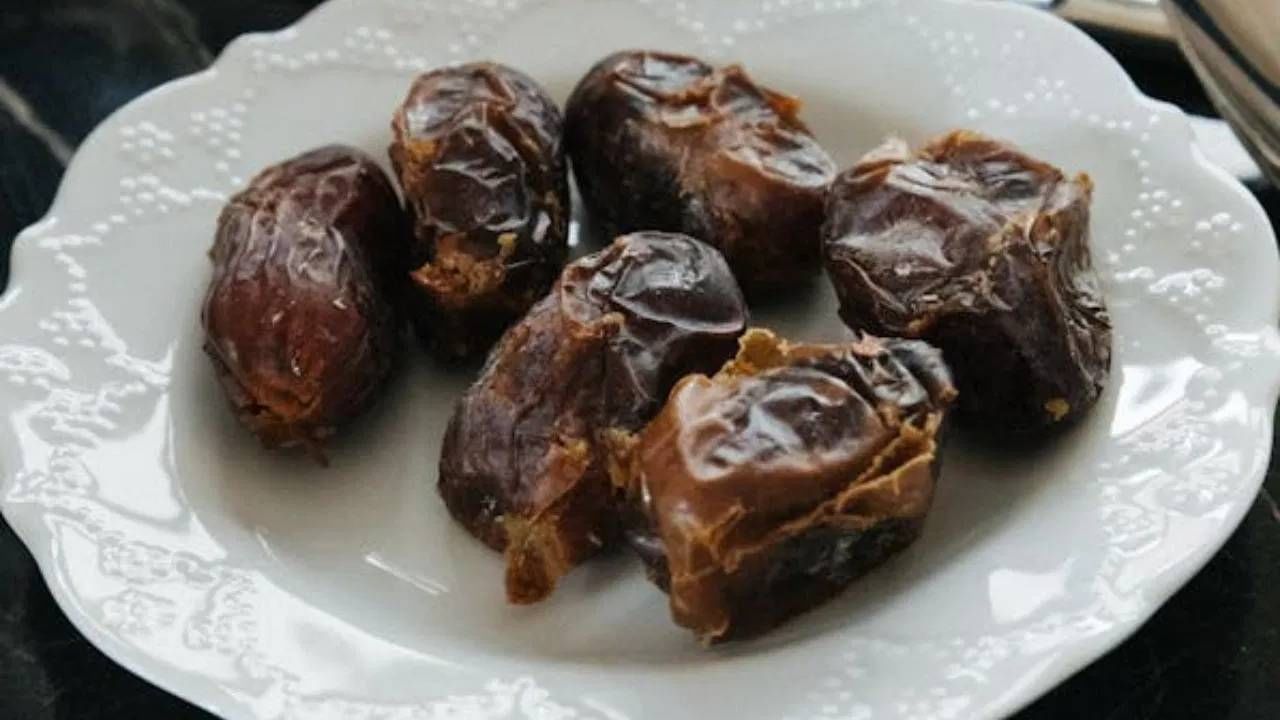खजुरामध्ये कॅलोरी, कार्ब्स, फायबर, प्रोटीन, पोटॅशियम, मॅग्नीशियम, कॉपर, मॅगनीज, आयरन, विटामिन बी6 सह अँटीऑक्सीडेंट असतात. थंडीच्या सीजनमध्ये एक्सपर्टने सांगितलेल्या या पद्धतीने तुम्ही याचा डाएटमध्ये समावेश करु शकता. ( Credit : Pexels )