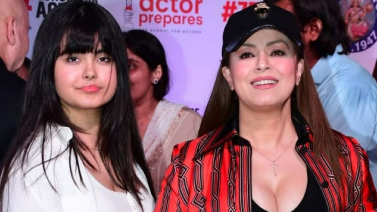 सांगायचं झालं तर, स्टारकिड्सच्या काळात महिमाची लेक मात्र लाईमलाईट पासून दूर असते. महिमा चौधरी हिच्या लेकीचं नाव आर्यना चौधरी (Aryana Chaudhry) असं आहे. आर्यना हुबेहूब तिच्या आईसारखी दिसते.