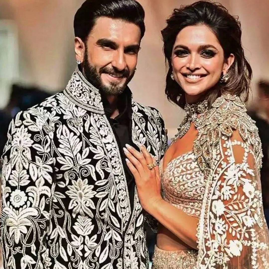 रणवीर सिंहची एनर्जी आणि परफॉर्मन्सचे लोक दीवाने आहेत. त्याची पत्नी दीपिका पादुकोण कमाईत रणवीरपेक्षा खूप पुढे आहे.  दीपिकाचा समावेश बॉलिवूडच्या टॉप एक्ट्रेसेसमध्ये होतो. अनेक मोठ्या ग्लोबल ब्रांड्सचा ती फेस आहे. 