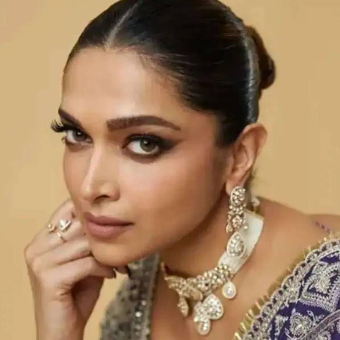 दुआच्या जन्मानंतर फॅन्स दीपिका पादुकोणच्या कमबॅकच्या प्रतिक्षेत आहेत. मोठ्या बजेटच्या दोन फिल्म 'स्पिरिट'आणि 'कल्कि 2898 एडी'च्या दुसऱ्या पार्टमध्ये दीपिका दिसणार होती. पण तिने चित्रपट नाकारले.  