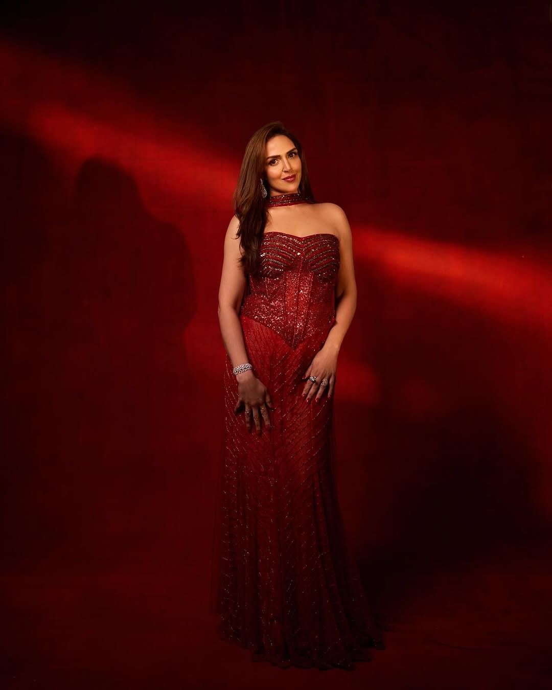 अभिनेत्री ईशा देओल आता प्रोफेशनल आयुष्यामुळे चर्चेत नसली तरी खासगी आयुष्यामुळे कायम चर्चेत असते. काही महिन्यांपूर्वी अभिनेत्रीचा घटस्फोट झाला. आता तिचे काही फोटो सोशल मीडियावर व्हायरल होत आहेत. 