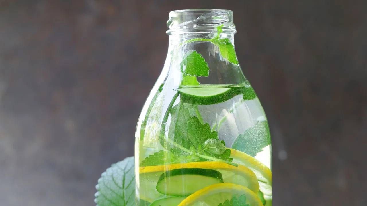 दररोज डिटॉक्स ड्रिंक्स पिल्याने वजन कमी होण्यास मदत होते असे म्हटले जाते, परंतु यासाठी कोणतेही वैज्ञानिक पुरावे नाहीत.