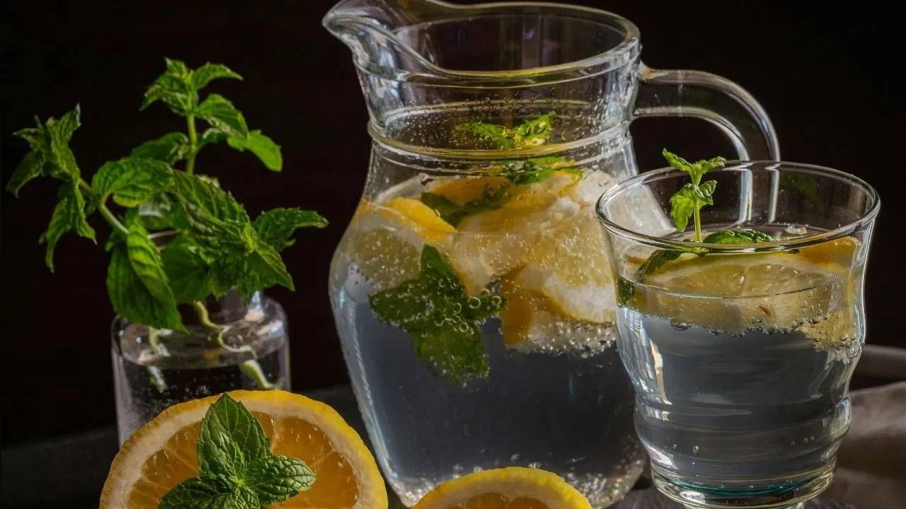 शरीरातील विषारी पदार्थ काढून टाकून चमकदार त्वचेसाठी डिटॉक्स वॉटर फायदेशीर आहे. विशेष म्हणजे आपण दिवसभरातून कितीही डिटॉक्स वॉटर घेऊ शकता. 