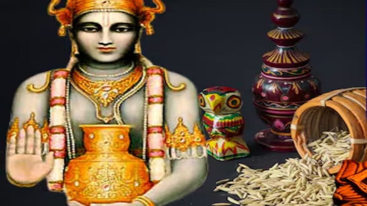 समुद्रमंथन झालं तेव्हा जगातील पहिल्या डॉक्टरांचा जन्म झाला. ज्यांनी जगाला आर्युर्वेद दिलं... म्हणून धनत्रयोदशीच्या दिवशी तुम्ही बघाल अनेक डॉक्टर, वैद्य धन्वंतरीची पूजा करतात. 