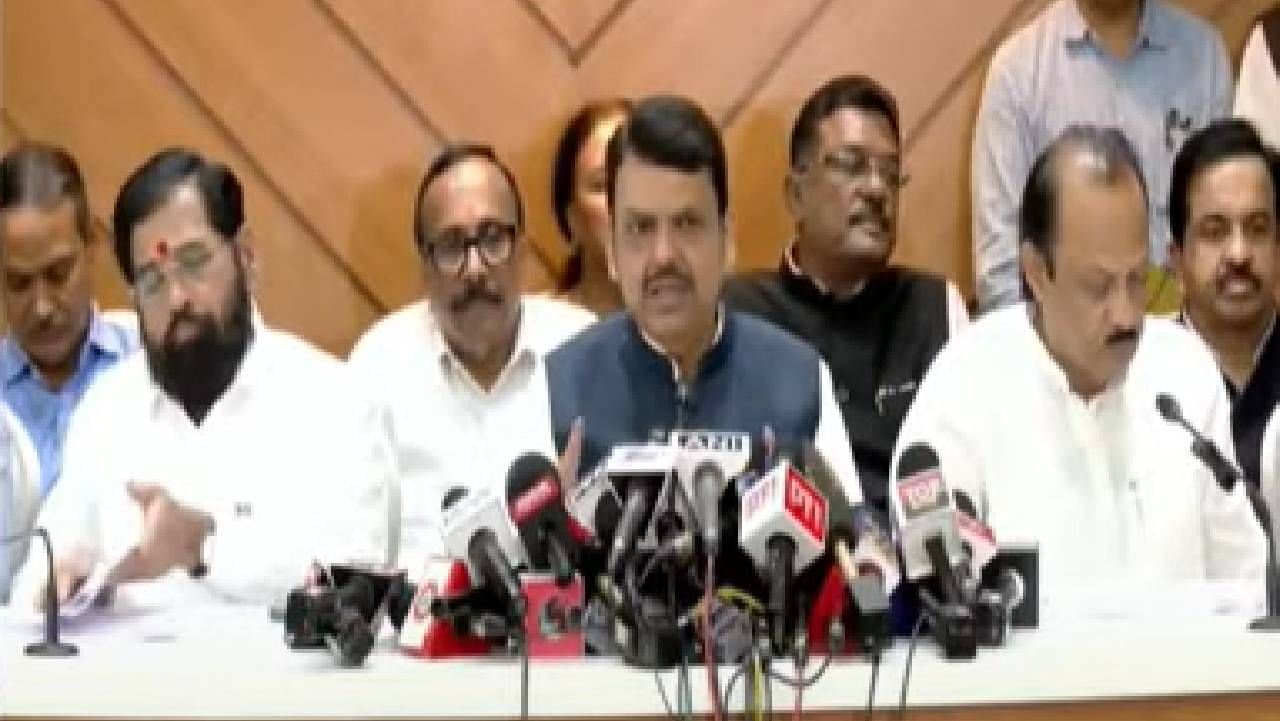 मुख्यमंत्री देवेंद्र फडणवीस यांनी कर्जमाफी संदर्भात काही महत्वाची विधानं केली. सध्याची पूरस्थिती लक्षात घेऊन सरकारने कर्जमाफी जाहीर करावी अशी मागणी होत आहे. त्यावर देवेंद्र फडणवीस बोलले तसच उद्धव ठाकरे सतत मी कर्जमाफी केली असं सांगत असतात तो मुद्दा सुद्धा आकडेवारीसह मांडला.