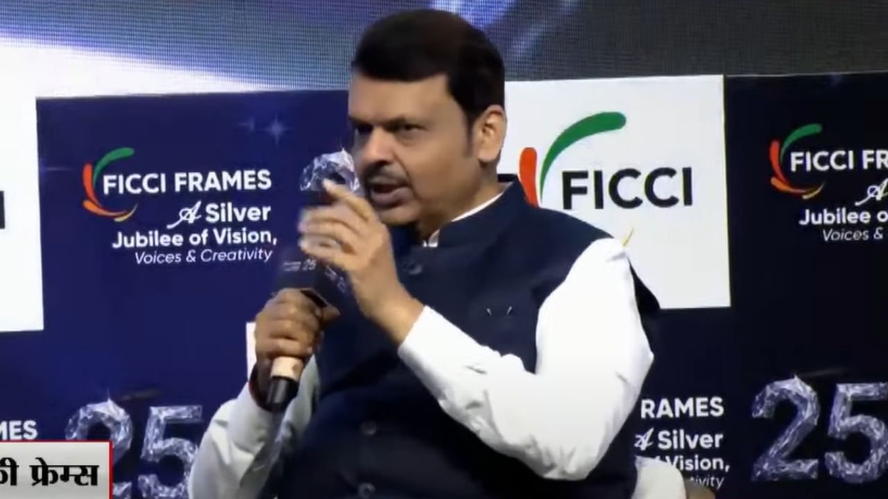 राजकारणातील रिअल हिरो कोण? देवेंद्र फडणवीसांनी घेतलं या व्यक्तीचं नाव; सांगितलं त्यामागचं कारण राजकारणातील रिअल हिरो कोण? देवेंद्र फडणवीसांनी घेतलं या व्यक्तीचं नाव; सांगितलं त्यामागचं कारण