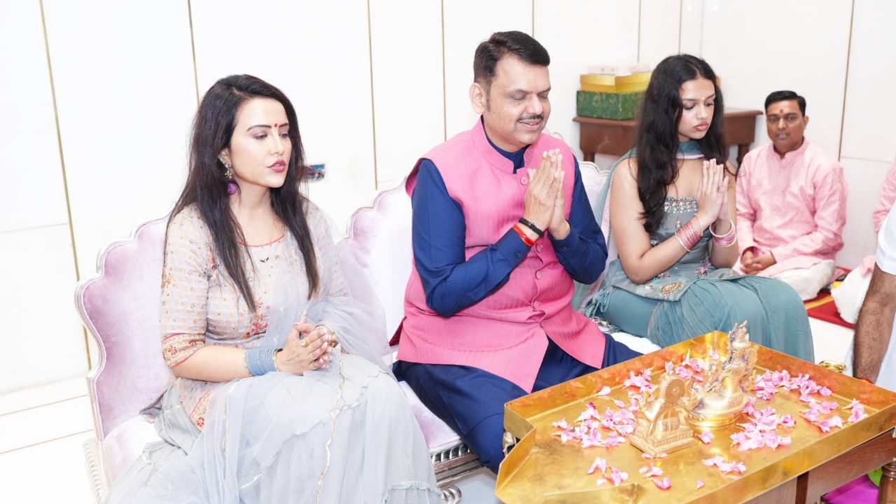 मुख्यमंत्री देवेंद्र फडणवीस यांच्या वर्षा बंगल्यावर त्यांनी कुटुंबासह लक्ष्मीपूजन केले. यावेळी विधीवत पूजा करण्यात आली.