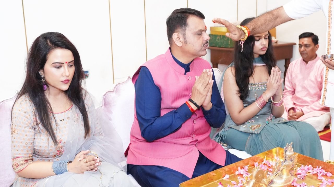 यावेळी देवेंद्र फडणवीसांनी निळ्या रंगाचा कुर्ता आणि त्यावर गुलाबी रंगाचे जॅकेट परिधान केले होते. तर अमृता फडणवीस यांनी सुंदर ड्रेस परिधान केला होता.