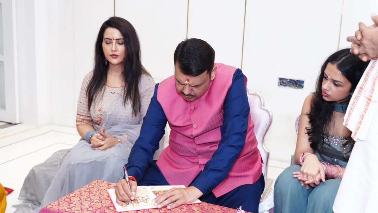 यावेळी त्यांची मुलगी दिविजाही पाहायला मिळत आहे. तिनेही राखाडी रंगाचा सुंदर ड्रेस परिधान केला आहे. या तिघांनीही मोठ्या भक्तीभावाने लक्ष्मीपूजन केले.