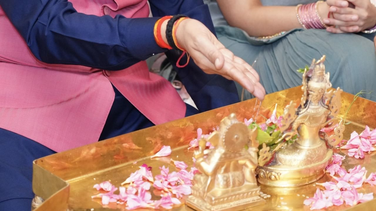 मुख्यमंत्री देवेंद्र फडणवीस आणि त्यांच्या पत्नी अमृता फडणवीस यांच्या हस्ते वर्षा बंगल्यावर लक्ष्मीपूजन करण्यात आले. याचे काही फोटो त्यांनी शेअर केले आहेत.