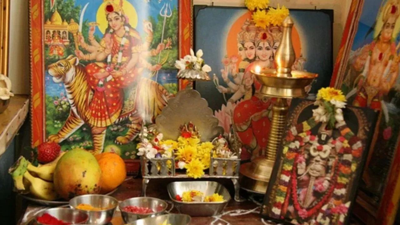 Vastu Tips : देवघरात या चार वस्तू चुकूनही ठेवू नका, ठरतात प्रगतीमधील सर्वात मोठा अडथळा