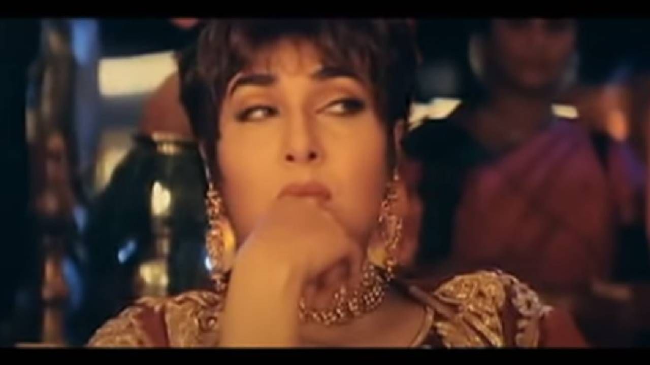 ही भूमिका होती अक्षय कुमारच्या ऑनस्क्रीन बहिणीची. अभिनेत्री नवनीत निशानने आधी चित्रपटात अक्षयच्या बहिणीची भूमिका साकारली होती. परंतु चित्रपटात अक्षय कुमार आणि शिल्पा शेट्टीच्या लग्नानंतर तिची भूमिका अचानक बदलते. नवनीतची जागा नंतर मंजित कुल्लरने घेतली.