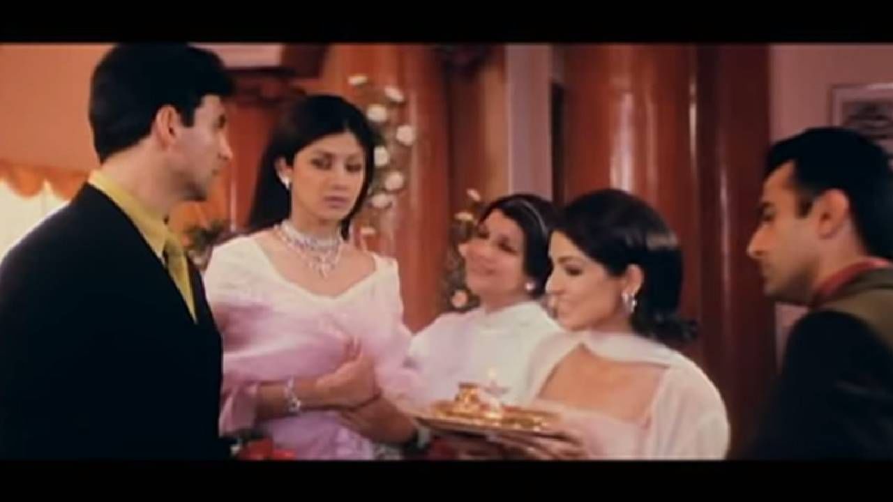 या सुपरहिट चित्रपटात एक भूमिका अशी होती, जी निर्मात्यांनी अचानक बदलली होती. 'धडकन' पाहिलेल्या कित्येक प्रेक्षकांना याबद्दल कल्पनासुद्धा नसेल किंवा त्यांच्या निदर्शनास ही गोष्ट आजवर आलीही नसेल. सध्या त्यासंदर्भात एक रील सोशल मीडियावर व्हायरल होत आहे.