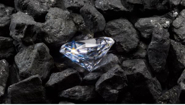 युरेनस आणि नेपच्यून हे आपल्या आकाशगंगेतील सर्वात दूर असणारे ग्रह आहेत. हे दोन्ही ग्रहांवर मिथेन नावाचा वायू आहे. मिथेनमध्ये कार्बन हा घटक असतो. कार्बन हा हिऱ्यामध्ये असलेल्या प्रमुख घटकांपैकी एक आहे.