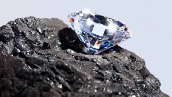 युरनेस आणि नेपच्यून या दोन्ही ग्रहांच्या वरच्या वायूमंडळात मिथेनचे प्रमाण हे दोन टक्के असते. दबावामुळे मिथेन वायूचे मॉल्यूक्युल्स तुटतात. त्यानंतर मिथेनमधील कार्बनचे अणून वेगवेगळे होतात. हिऱ्यांच्या निर्मितीचे ही पहिली पायरी आहे.