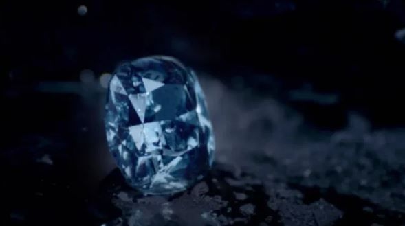 उच्च तापमानामुळे मिथेनमधून वेगळे झालेले कार्बन एकत्र येतात आणि एकजीव होतात. पुढे त्यापासून हिरे तयार होतात. त्यानंतर गुरुत्वाकर्षण शक्तीमुळे हे हिरे या दोन्ही ग्रहांच्या खाली यायला लागतात. यालाच डायमंड रेन म्हटले जाते.