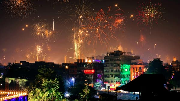 दिवाळी म्हटलं की मोठा उत्साह पाहायला मिळतो. या निमित्ताने प्रत्येक घरात गोड पदार्थ, मिठाई पाहायला मिळतात. पण, तुम्हाला माहित आहे का बाजारात मिळणाऱ्या अनेक मिठाईंमध्ये हल्ली भेसळीचे प्रमाण वाढले आहे. यामुळे आपल्या आरोग्याला धोका होऊ शकतो. या लेखात आपण कोणत्या मिठाईत कशाप्रकारे भेसळ केली जाते, याबद्दल जाणून घेणार आहोत.
