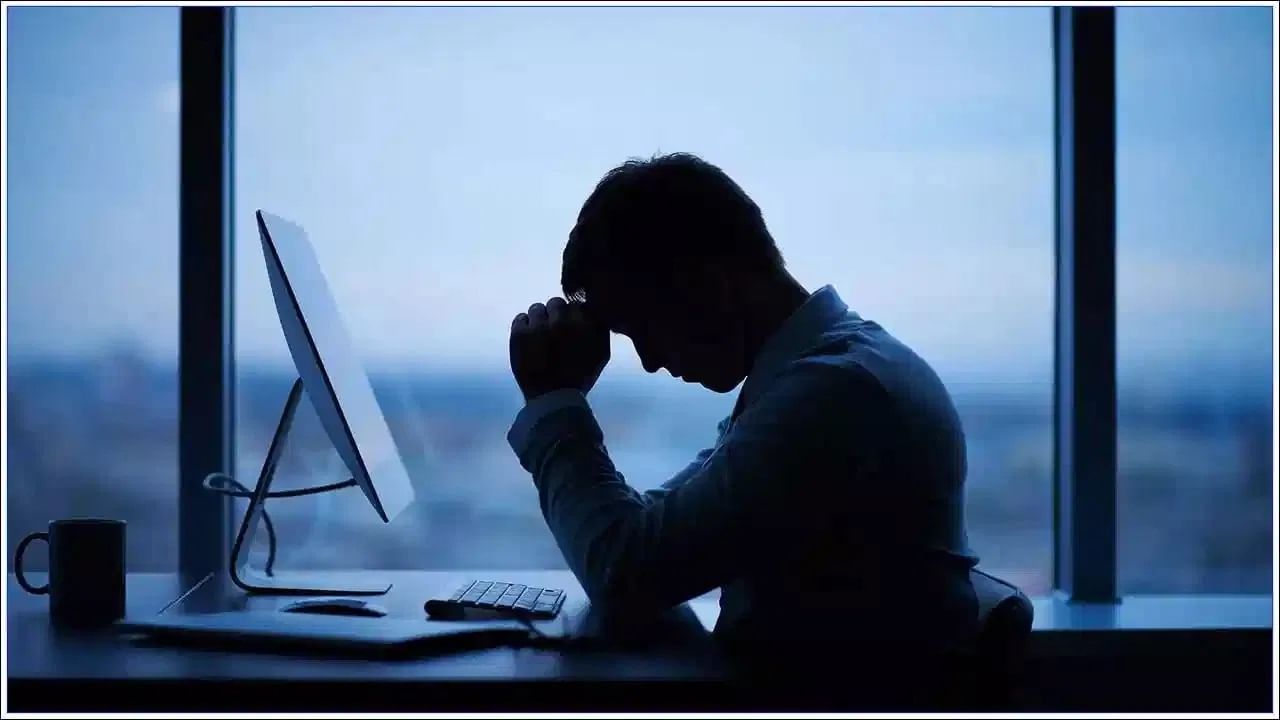 वास्तुशास्त्रानुसार, कर्जबाजारी लोकांनी दिवाळीपूर्वी घराच्या दक्षिण दिशेला दागिने ठेवावेत. असे केल्याने कितीही कर्ज असले तरी ते दूर होते. 