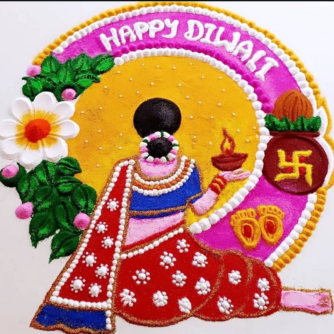 या रांगोळीत हातात दिवा घेतलेली एक स्त्री पाहायला मिळत आहे. यात विविध रंगांचे वर्तुळ आणि मध्यभागी हॅप्पी दिवाळी असा संदेश पाहायला मिळत आहे. ही कलाकृती अत्यंत आकर्षक असल्याचे पाहायला मिळत आहे. या रांगोळीत फुले, पाने आणि कलशचा समावेश पाहायला मिळत आहे.