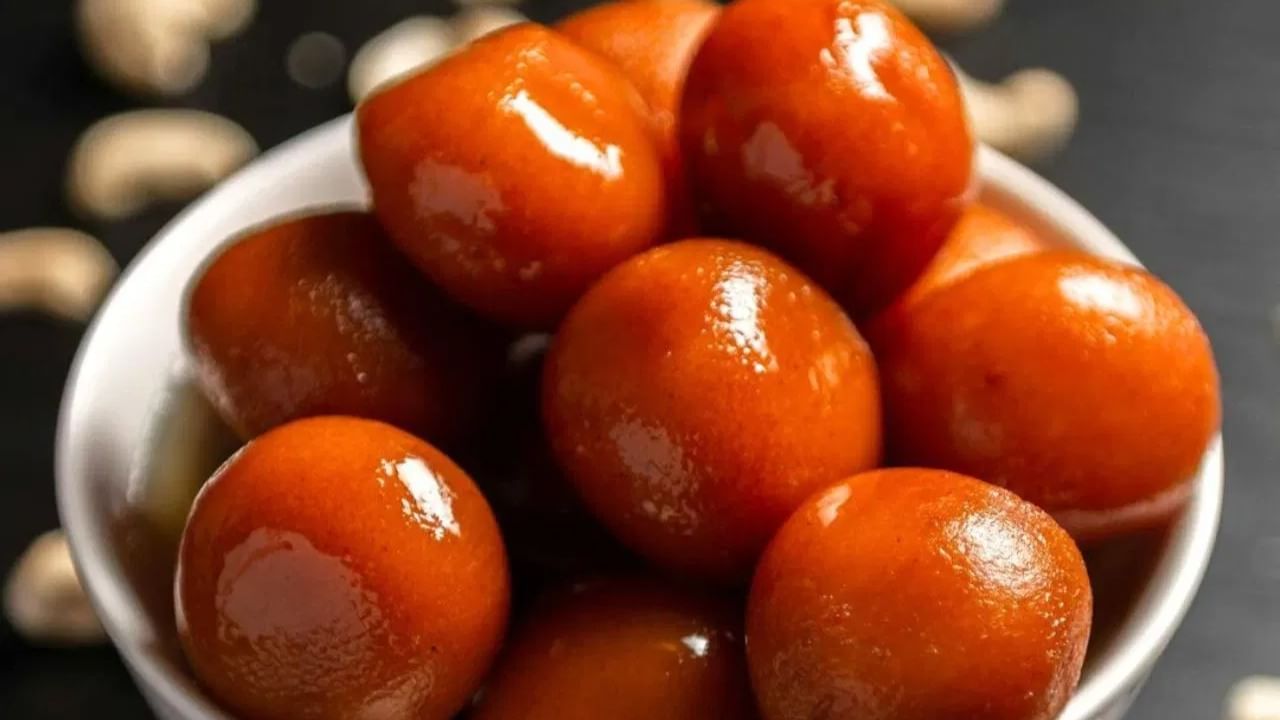 दिवाळीनिमित्त अनेक गोड पदार्थ खाल्ले जातात. यात गुलाबजामला सर्वाधिक पसंती असते. बाजारात मिळणाऱ्या गुलाबजाममध्ये भेसळयुक्त खवा असतो. हा खवा दुधापासून नाही तर स्टार्चपासून बनवला जातो. जो आरोग्यासाठी हानिकारक असतो.