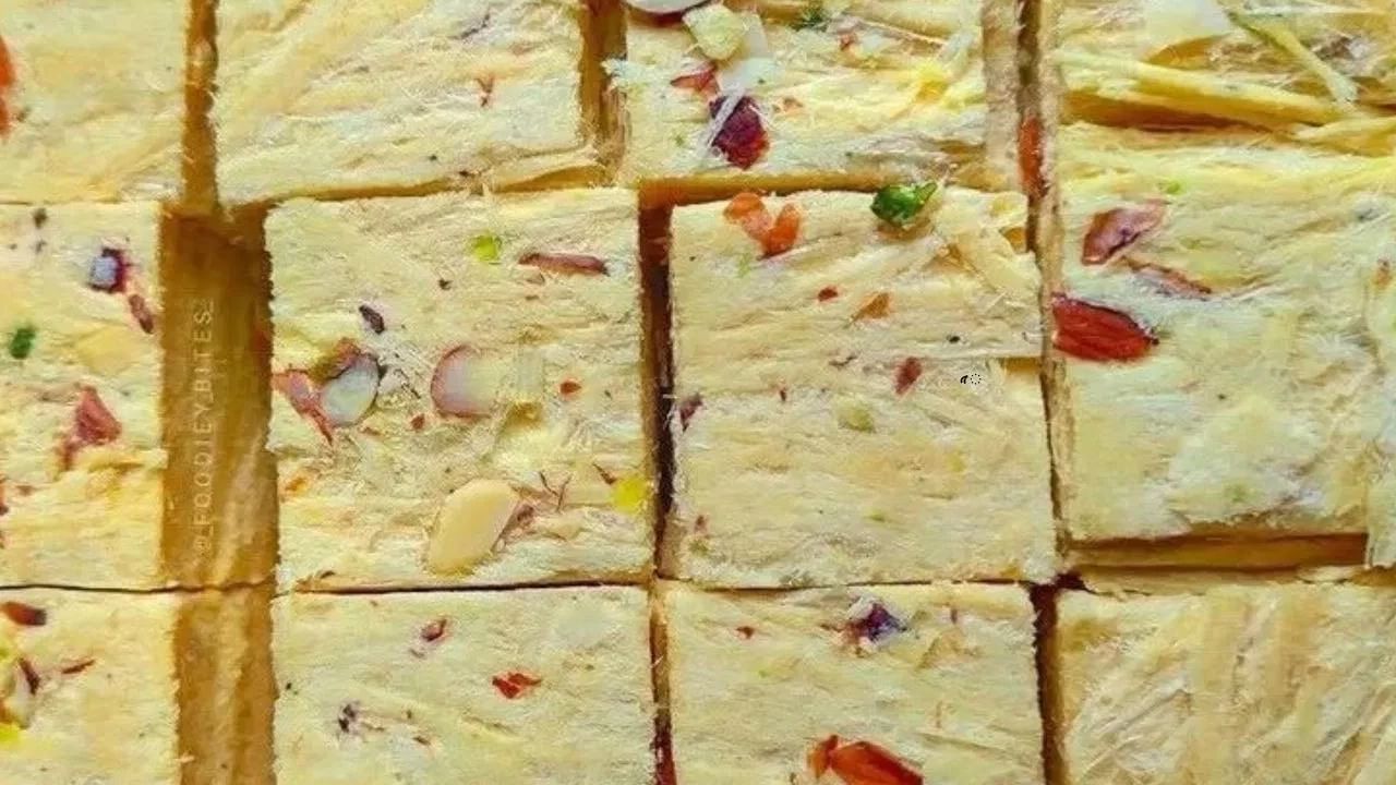 दिवाळीत सोन पापडी मोठ्या प्रमाणात विकली जाते. कारण ती लवकर खराब होत नाही. पण आजकाल या मिठाईतही भेसळ केली जात आहे. यात शुद्ध तुपाऐवजी डालडा वनस्पति तूप वापरले जाते.