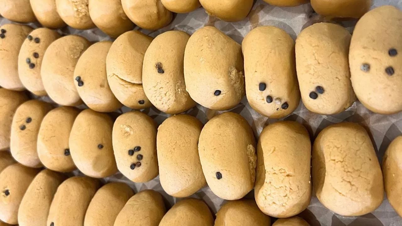 खव्याचा उपयोग अनेक प्रकारच्या मिठाई बनवण्यासाठी होतो. पण हल्ली बाजारात स्टार्च मिसळून बनवलेला बनावट खवा पाहायला मिळत आहे. हे खाणे आरोग्यासाठी हानिकारक ठरू शकते.