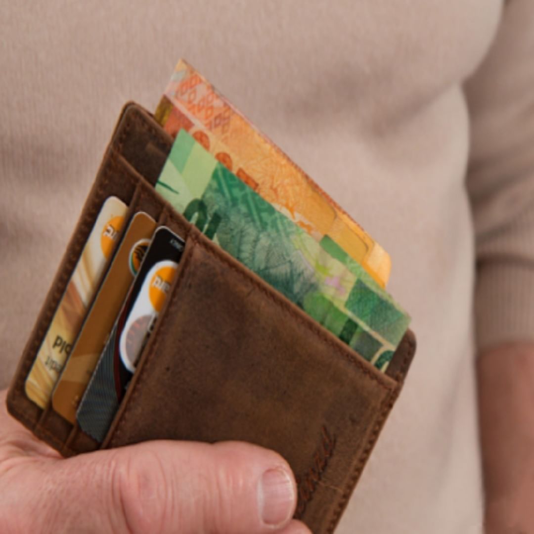 जसं की पैशांच्या पाकिटात किंवा पर्समध्ये तुटलेली काच ठेवू नका, त्यामुळे लक्ष्मीचा आशीर्वाद मिळत नाही