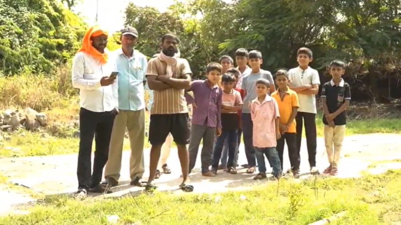 त्यामुळे सर्वात प्रामाणिक प्राणी म्हणजे कुत्रा हे पुन्हा एकदा सिद्ध झाले आहे. मोहोळ तालुक्यातील वडवळ गावात ही घटना घडली आहे. या घटनेची चर्चा सोलापुरात चांगलीच रंगली आहे. 