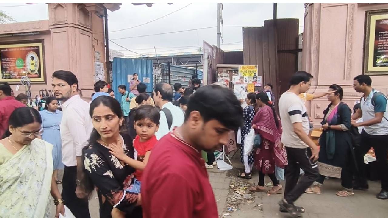 या वेळी जर स्थानकाबाहेरील कमानीवर ‘डोंबिवली’ हे मूळ नाव लवकरात लवकर लिहिले गेले नाही,तर आम्ही शिवसेना स्टाईलने आंदोलन छेडू असा इशारा शिवसेनेने उद्धव बाळासाहेब ठाकरे या पक्षाकडून रेल्वे प्रशासनाला देण्यात आला आहे गेल्या वर्षी स्थानिक आमदार रवींद्र चव्हाण यांनी या नूतनीकरणाचं लोकार्पण केलं होतं,