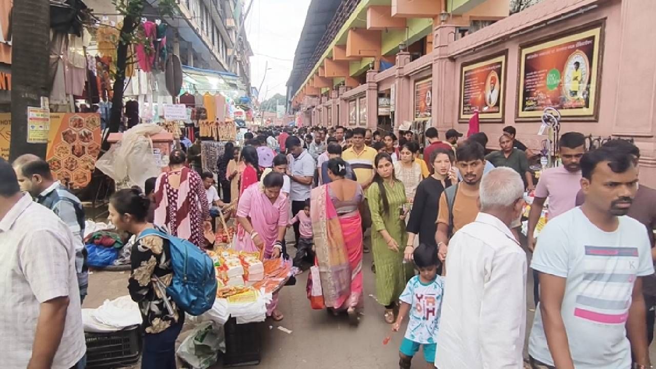 ही उपमा डोंबिवलीकरांच्या कर्तृत्वाला साजेशी असली, तरी नागरिकांचा प्रश्न एकच डोंबिवलीचं नाव कुठे गेलं?या विषयावर शिवसेना (उद्धव बाळासाहेब ठाकरे) पक्षाचे माजी विभागप्रमुख प्रमोद गोपीनाथ कांबळे यांनी मुंबई विभागीय रेल्वे व्यवस्थापक हिरेश मीना यांची भेट घेतली आणि औपचारिक निवेदन सादर केलं.या वेळी वरिष्ठ मंडळ विद्युत अभियंता शांतीलाल यांच्याशीही चर्चा करण्यात आली.