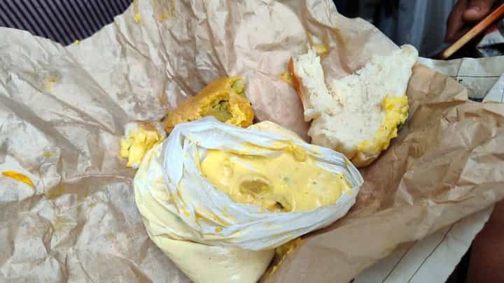 Gajanan VadaPav Video : डोंबिवलीकरांनो... तुम्ही पण हा प्रसिद्ध वडापाव खाताय! चटणीत निघाल्या अळ्याच अळ्या अन्... Gajanan VadaPav Video : डोंबिवलीकरांनो... तुम्ही पण हा प्रसिद्ध वडापाव खाताय! चटणीत निघाल्या अळ्याच अळ्या अन्...